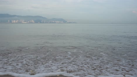 Playa-Con-Suave-Ola-En-El-Mar.